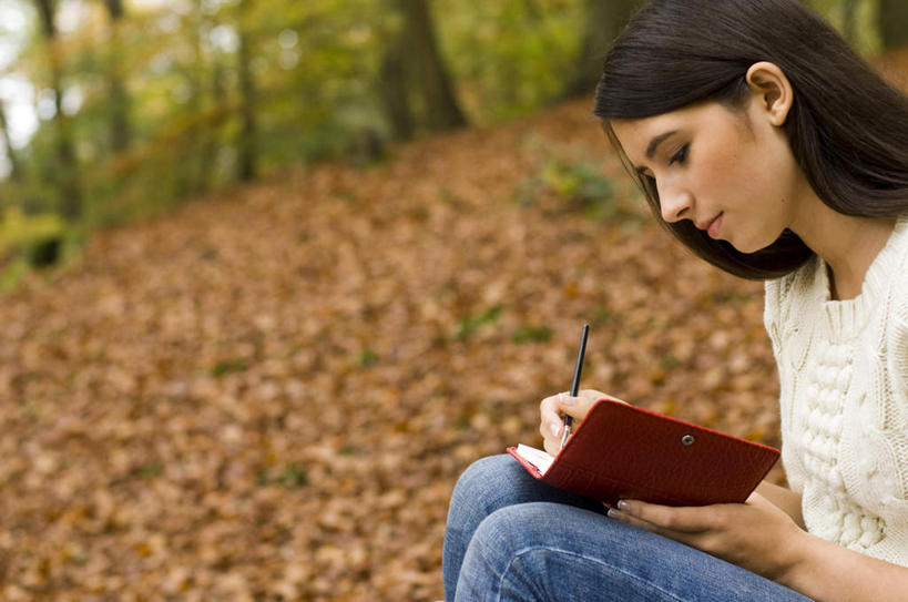 西方人,一个人,坐,横图,室外,白天,侧面,植物,叶子,欧洲,欧洲人,仅一个年轻女性,仅一个女性,仅一个人,握,服装,裤子,朦胧,模糊,笔,枯叶,落叶,办公用品,记事本,拿,拿着,注视,牛仔裤,休闲装,文具,树,树木,衣服,绿色,自然,本子,笔记本,学习用品,观察,看,休闲,休闲服,握着,服饰,生长,成长,观看,文具用品,察看,关注,年轻女性,女人,女性,白种人,叶,叶片,坐着,半身,彩图