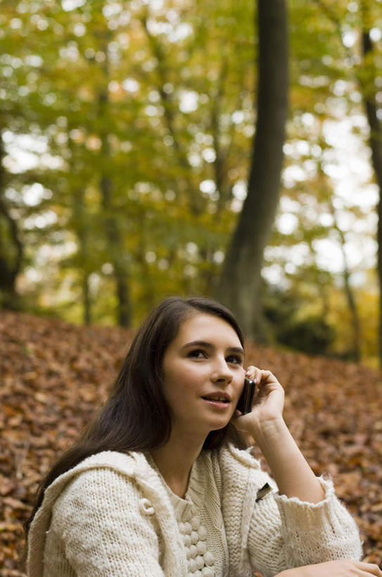 西方人,一个人,坐,打电话,竖图,室外,白天,正面,植物,电话,手机,叶子,欧洲,欧洲人,仅一个年轻女性,仅一个女性,仅一个人,握,服装,枯叶,落叶,拿,听,拿着,注视,休闲装,通讯设备,树,树木,衣服,绿色,自然,观察,看,休闲,休闲服,握着,服饰,生长,成长,观看,察看,关注,交流,年轻女性,女人,女性,白种人,叶,叶片,沟通,通话,坐着,半身,彩图