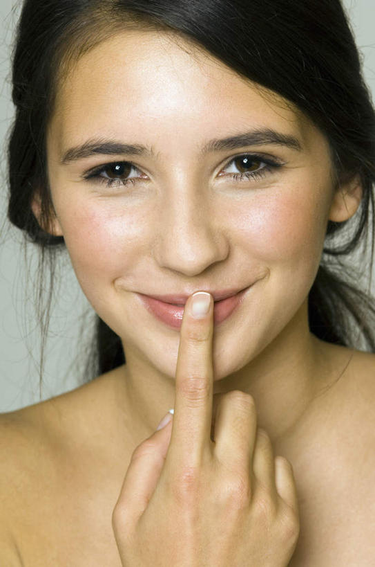 西方人,脸,头,脸颊,手,一个人,笑,微笑,竖图,室内,特写,白天,正面,欧洲,欧洲人,仅一个年轻女性,仅一个女性,仅一个人,灰色背景,注视,黑色,观察,看,手部,摄影,影棚,观看,单手,察看,关注,年轻女性,女人,女性,白种人,头部,长发,直发,脸部,脸蛋,面部,半身,彩图,影棚拍摄,拍摄