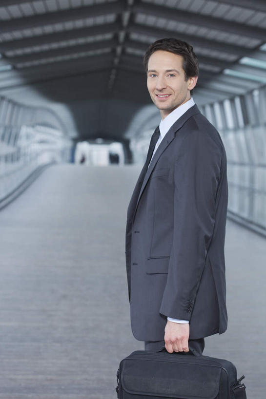 西方人,一个人,商务人士,商务男性,站,笑,微笑,竖图,室内,白天,侧面,衬衫,窗户,落地窗,欧洲,欧洲人,仅一个男性,仅一个人,仅一个中年男性,握,套装,包,公文包,走道,走廊,过道,领带,拿,拎,拿着,扭头,注视,玻璃窗,观察,看,站着,转头,握着,公事包,观看,察看,象征,庄重,关注,商务装,身份,工薪阶层,正式,地位,男人,男性,中年男性,白种人,白领,上班族,站立,半身,彩图,衬衣,拎着