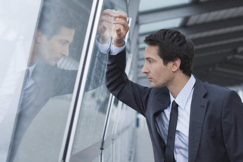 西方人,一个人,商务人士,商务男性,站,横图,室内,白天,正面,衬衫,窗户,落地窗,欧洲,欧洲人,仅一个男性,仅一个人,仅一个中年男性,套装,走道,走廊,过道,领带,注视,玻璃窗,观察,看,靠,靠着,站着,观看,察看,象征,庄重,关注,商务装,身份,工薪阶层,正式,地位,男人,男性,中年男性,白种人,白领,上班族,站立,半身,彩图,衬衣