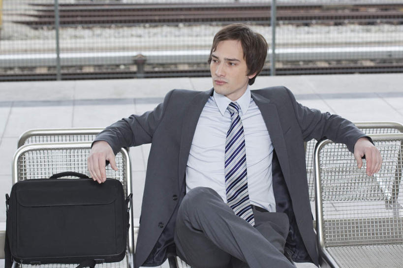 西方人,一个人,商务人士,商务男性,坐,伸展双臂,横图,室外,白天,正面,衬衫,车站,椅子,欧洲,欧洲人,仅一个男性,仅一个人,仅一个中年男性,套装,包,公文包,领带,站台,二郎腿,注视,月台,观察,看,公事包,观看,翘,察看,象征,庄重,关注,商务装,身份,工薪阶层,正式,地位,男人,男性,中年男性,白种人,白领,上班族,敞开双臂,伸开双臂,展开双肩,张开手臂,张开双臂,坐着,半身,彩图,衬衣