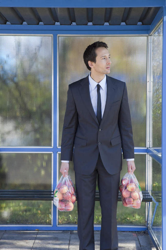 西方人,一个人,商务人士,商务男性,站,竖图,室外,白天,正面,衬衫,购物,消费,植物,窗户,车站,苹果,袋子,水果,椅子,欧洲,欧洲人,仅一个男性,仅一个人,仅一个中年男性,一堆,许多,握,堆叠,堆积,套装,新鲜,手提袋,塑料,生食,食品,果实,购物袋,领带,站台,很多,拿,拎,拿着,注视,塑料袋,月台,玻璃窗,树,树木,食物,绿色,自然,塑料制品,观察,看,站着,握着,金融,有机食品,绿色食品,生长,成长,观看,堆,察看,象征,庄重,购买,关注,商务装,身份,贸易,工薪阶层,正式,地位,马夹袋,马甲袋,男人,男性,中年男性,白种人,白领,上班族,站立,半身,彩图,衬衣,拎着