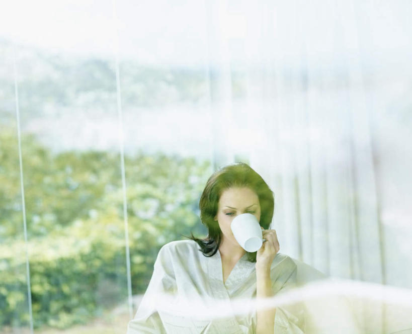 西方人,一个人,坐,横图,室内,白天,正面,植物,窗户,窗帘,落地窗,杯子,欧洲,欧洲人,仅一个女性,仅一个人,喝,握,服装,装饰,陶瓷,陶瓷制品,拿,拿着,注视,休闲装,玻璃窗,树,树木,衣服,绿色,自然,帘子,马克杯,水杯,观察,看,仅一个中年女性,休闲,休闲服,遮阳,握着,服饰,生长,成长,观看,华丽,修饰,点缀,察看,关注,衬托,美观,雅致,雅观,女人,女性,中年女性,白种人,坐着,半身,彩图