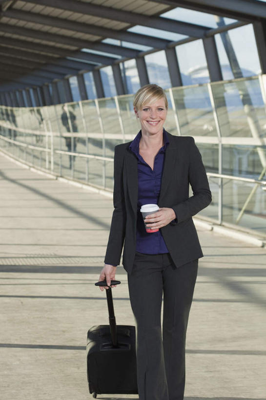 咖啡,西方人,一个人,商务人士,商务女性,站,笑,微笑,露齿笑,竖图,室内,白天,正面,幸福,窗户,落地窗,杯子,欧洲,欧洲人,仅一个女性,仅一个人,握,套装,拉杆箱,旅行箱,走道,走廊,过道,拿,拎,拿着,注视,娱乐,玻璃窗,饮料,行李箱,纸制品,箱子,观察,看,站着,仅一个中年女性,享受,休闲,温馨,放松,乐趣,握着,观看,纸杯,出差,察看,提神,舒适,关注,一次性杯子,醒脑,商务装,工薪阶层,软饮料,女人,女性,中年女性,白种人,白领,上班族,站立,半身,彩图,旅行,拎着