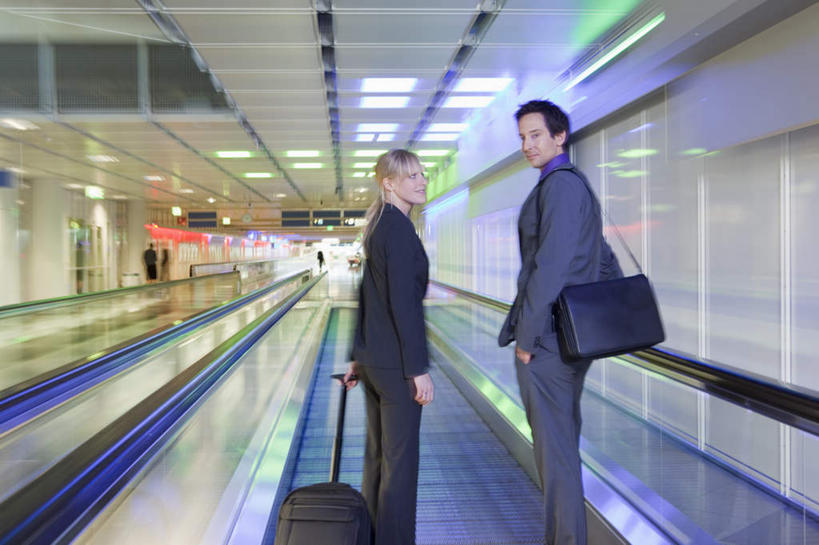 西方人,背,两个人,伙伴,朋友,商务人士,商务男性,商务女性,站,横图,室内,白天,侧面,衬衫,友谊,合作,团队,照明,欧洲,欧洲人,握,阴影,套装,光线,包,拉杆箱,旅行箱,皮包,影子,走道,走廊,过道,灯光,拿,拎,拿着,扭头,注视,顶灯,灯,行李箱,箱子,灯具,背着,观察,看,站着,转头,战略,握着,观看,出差,单肩包,照亮,察看,照明设备,关注,商务装,工薪阶层,联合,合谋,背负,配合,协作,男人,男性,女人,女性,中年男性,中年女性,白种人,白领,上班族,站立,半身,彩图,衬衣,旅行,拎着