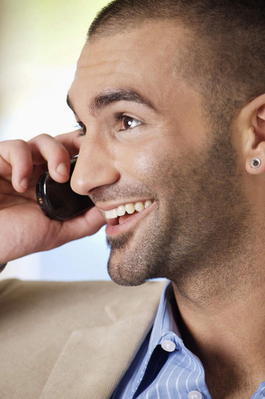 西方人,脸,头,脸颊,手,一个人,商务人士,商务男性,站,笑,打电话,微笑,露齿笑,竖图,室内,特写,白天,正面,衬衫,电话,手机,欧洲,欧洲人,仅一个男性,仅一个人,握,套装,朦胧,模糊,拿,拿着,注视,通讯设备,肩膀,仅一个年轻男性,观察,看,站着,手部,握着,观看,单手,察看,关注,商务装,工薪阶层,交流,男人,男性,年轻男性,白种人,头部,脸部,脸蛋,面部,白领,上班族,沟通,通话,站立,半身,彩图,衬衣