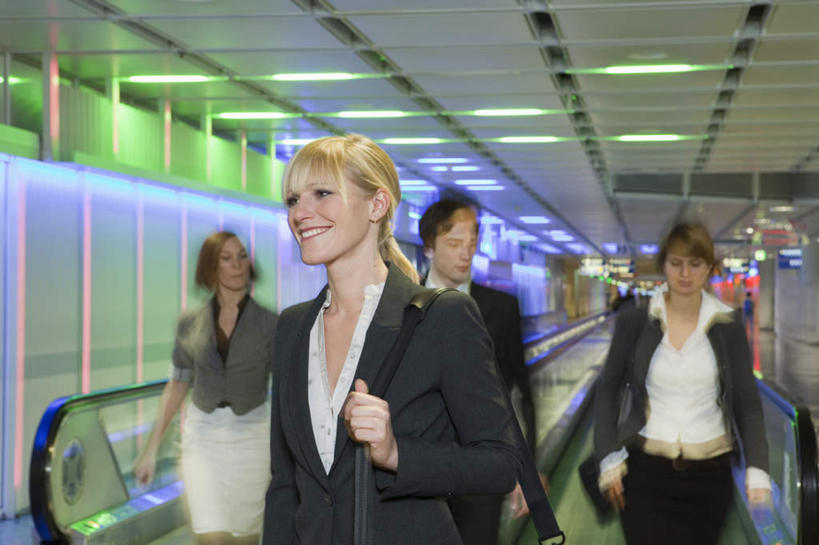 西方人,背,四个人,伙伴,朋友,商务人士,商务男性,商务女性,走,笑,微笑,露齿笑,横图,室内,白天,正面,衬衫,友谊,合作,团队,照明,欧洲,欧洲人,握,阴影,套装,光线,包,皮包,影子,走道,走廊,过道,灯光,拿,拿着,注视,顶灯,灯,灯具,背着,观察,看,战略,握着,观看,单肩包,照亮,察看,照明设备,关注,商务装,工薪阶层,联合,合谋,背负,配合,协作,男人,男性,女人,女性,中年男性,中年女性,白种人,白领,上班族,步行,散步,走路,半身,彩图,衬衣