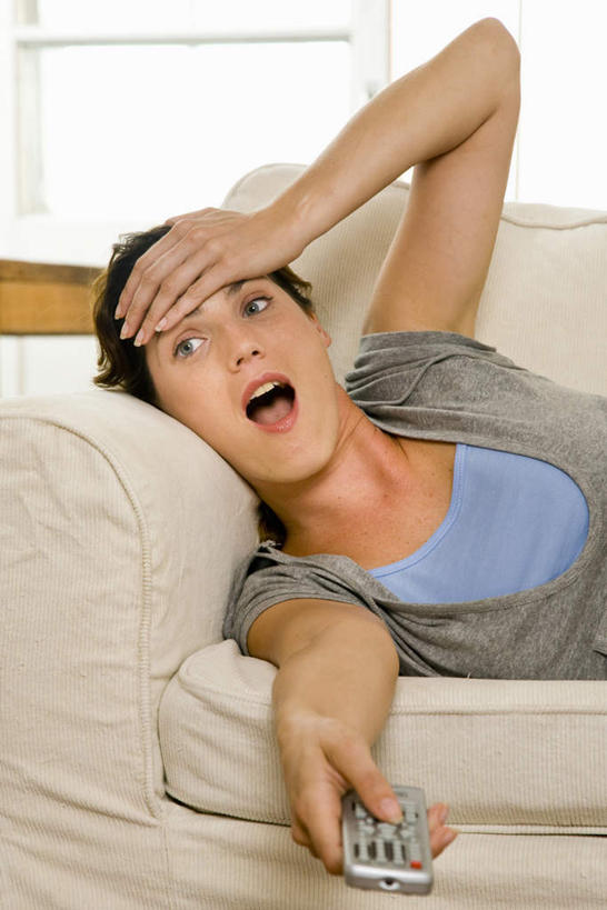 西方人,一个人,客厅,躺,摸,竖图,室内,白天,正面,沙发,欧洲,欧洲人,仅一个女性,仅一个人,抚摸,握,服装,拿,拿着,注视,休闲装,衣服,遥控器,观察,看,张嘴,仅一个中年女性,休闲,休闲服,握着,服饰,观看,察看,起居室,关注,张大嘴巴,布艺沙发,客堂,卧着,女人,女性,中年女性,白种人,张开嘴,触摸,接触,躺着,卧,半身,彩图