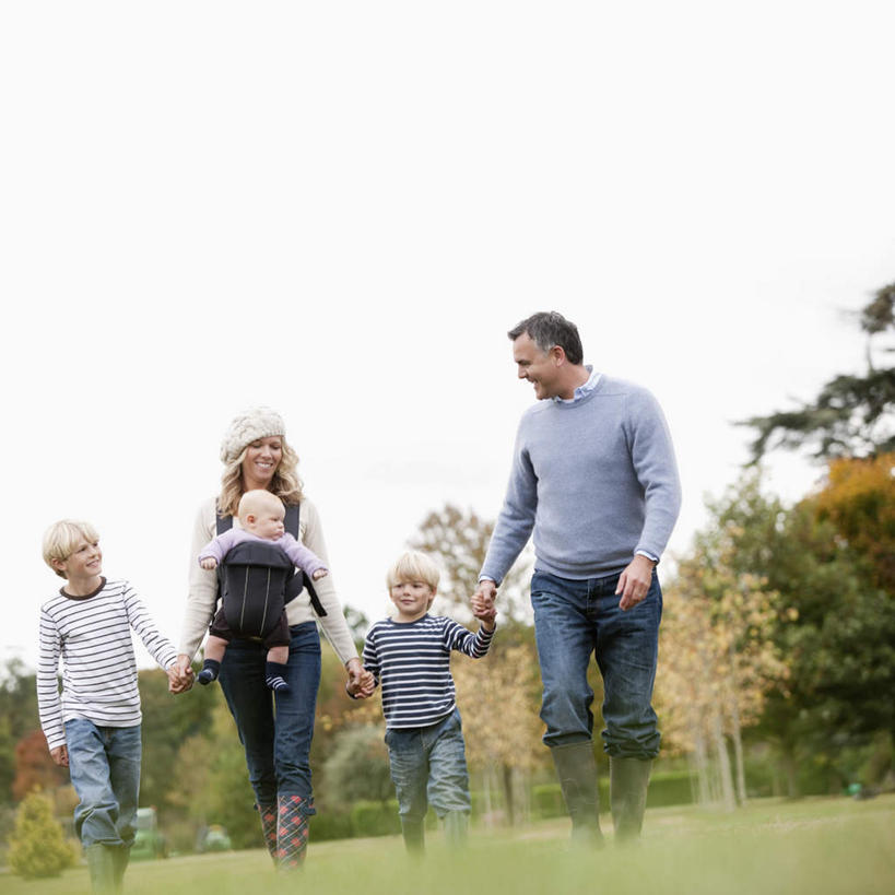 西方人,儿童,中年人,背部,家庭,夫妻,母亲,父亲,女儿,儿子,站,握手,抱,方图,室外,白天,正面,爱情,纯洁,草地,草坪,树林,植物,欧洲,欧洲人,五个人,牵,服装,许多人,浪漫,注视,休闲装,草,树,树木,小孩,衣服,蓝色,绿色,蓝天,天空,自然,天,观察,看,站着,一群人,休闲,温暖,温馨,父女,父子,母女,母子,一家人,休闲服,恩爱,父爱,可爱,母爱,童年,童趣,恋人,服饰,生长,晴朗,成长,抱着,观看,牵着,和睦,察看,搂着,关注,童真,烂漫,无邪,万里无云,天真,男孩,男人,男性,女孩,女人,女性,中年男性,中年女性,白种人,孩子,夫妇,情侣,晴空,晴空万里,搀手,拉手,搂,搂抱,手拉手,手握手,站立,彩图,全身,伴侣,融洽,男生,女生