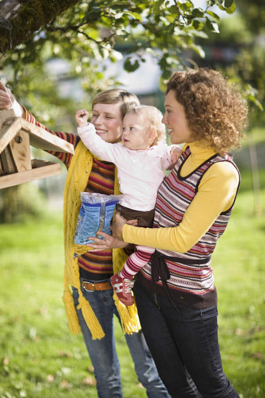 西方人,婴儿,儿童,三个人,家庭,母亲,家,站,举,抱,笑,微笑,露齿笑,竖图,室外,白天,正面,纯洁,草地,草坪,植物,欧洲,欧洲人,握,阴影,服装,朦胧,模糊,光线,影子,房屋,屋子,鸟笼,拿,拿着,注视,休闲装,楼房,住宅,草,树,树木,小孩,衣服,绿色,阳光,自然,观察,看,靠,靠着,托,站着,休闲,温暖,温馨,一家人,休闲服,可爱,母爱,童年,童趣,握着,服饰,活泼,生长,成长,抱着,观看,和睦,察看,搂着,关注,宝宝,童真,纯真,烂漫,无邪,母婴,伶俐,天真,年轻女性,女人,女性,白种人,孩子,年轻人,怀抱,举起,举手,举着,搂,搂抱,相抱,向上举,向上伸,向上托,拥抱,站立,半身,彩图,房子,融洽