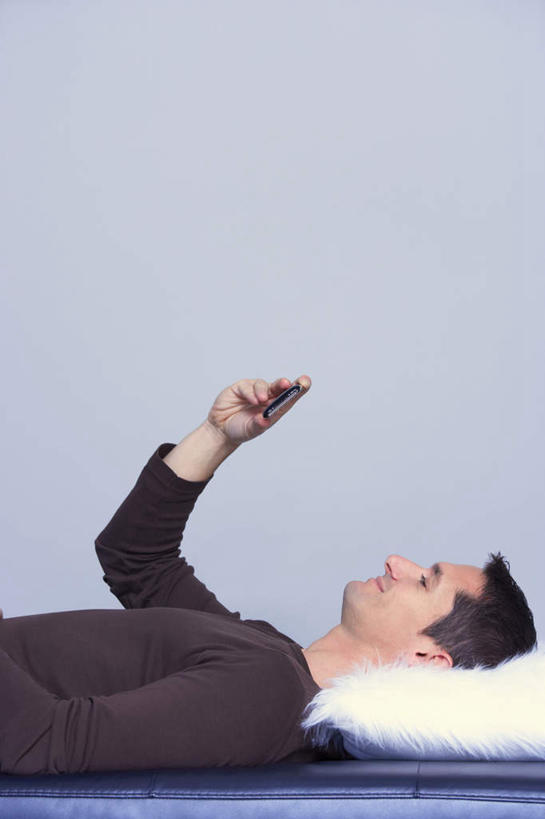 西方人,一个人,躺,举,打电话,竖图,室内,白天,侧面,床,靠垫,卧室,电话,手机,欧洲,欧洲人,仅一个男性,仅一个人,仅一个中年男性,握,服装,墙,双人床,床单,靠枕,拿,拿着,注视,休闲装,通讯设备,被子,墙壁,墙面,一个,衣服,垫子,枕头,观察,看,托,休闲,休闲服,握着,服饰,单个,观看,察看,被单,关注,卧着,交流,男人,男性,中年男性,白种人,沟通,举起,举手,举着,躺着,通话,卧,向上举,向上伸,向上托,半身,彩图,睡房,卧房