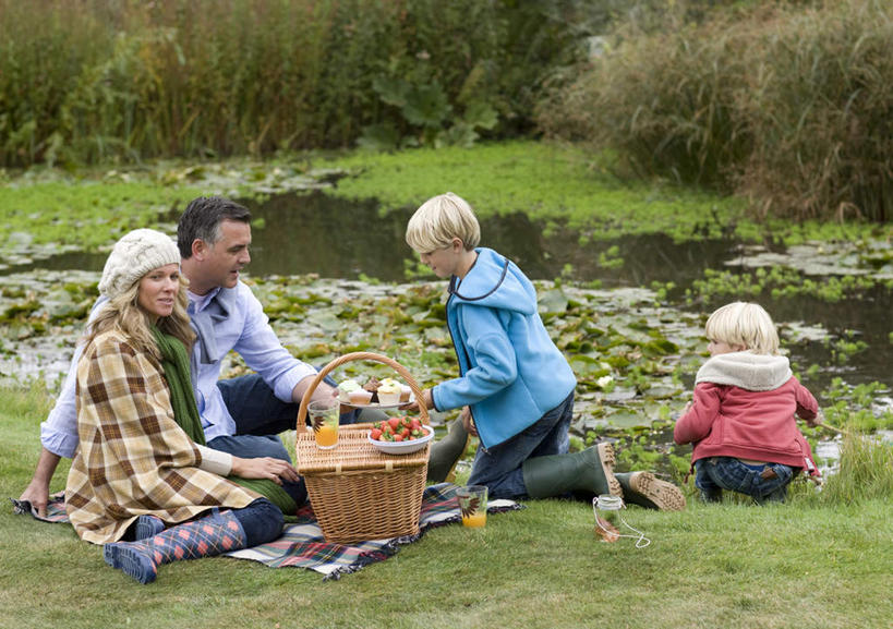 西方人,儿童,中年人,背部,四个人,家庭,夫妻,母亲,父亲,儿子,坐,跪,蹲,笑,交叉,微笑,露齿笑,横图,室外,白天,正面,爱情,纯洁,草地,草坪,植物,竹子,纺织品,欧洲,欧洲人,握,阴影,竹制,服装,装饰,编织,光线,篮子,毛毯,毯子,影子,池塘,水池,浪漫,拿,拿着,注视,休闲装,草,树,树木,纺织,一个,小孩,衣服,绿色,阳光,自然,围巾,竹篮,垫子,观察,看,靠,靠着,休闲,温暖,温馨,父子,母子,一家人,休闲服,恩爱,父爱,可爱,母爱,童年,童趣,搭,握着,恋人,服饰,生长,单个,成长,围脖,观看,竹条,保暖,华丽,修饰,交织,点缀,和睦,察看,竹制品,御寒,搭着,关注,童真,烂漫,无邪,衬托,美观,雅致,雅观,穿插,天真,男孩,男人,男性,女人,女性,中年男性,中年女性,白种人,孩子,夫妇,情侣,蹲着,跪着,坐着,彩图,全身,伴侣,融洽,男生