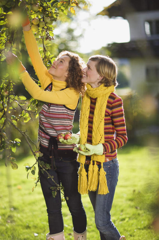 西方人,两个人,伙伴,朋友,家,站,举,笑,微笑,露齿笑,竖图,室外,白天,正面,友谊,草地,草坪,植物,欧洲,欧洲人,握,阴影,服装,朦胧,模糊,装饰,光线,影子,房屋,屋子,鸟笼,拿,拿着,注视,休闲装,楼房,住宅,草,树,树木,衣服,黄色,绿色,阳光,自然,围巾,观察,看,托,站着,休闲,温暖,休闲服,握着,服饰,生长,成长,围脖,观看,保暖,华丽,点缀,察看,御寒,关注,衬托,美观,雅致,雅观,友情,年轻女性,女人,女性,白种人,举起,举手,举着,向上举,向上伸,向上托,站立,半身,彩图,房子