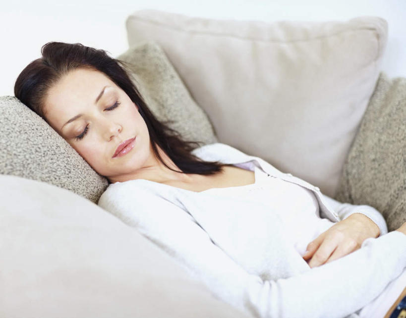 西方人,一个人,客厅,躺,闭眼,睡,横图,室内,白天,正面,靠垫,沙发,欧洲,欧洲人,仅一个年轻女性,仅一个女性,仅一个人,服装,靠枕,休闲装,衣服,垫子,枕头,休闲,休闲服,搭,服饰,起居室,搭着,布艺沙发,客堂,卧着,年轻女性,女人,女性,白种人,闭眼睛,闭着眼,闭着眼睛,困,困觉,寝息,睡觉,躺着,卧,半身,彩图