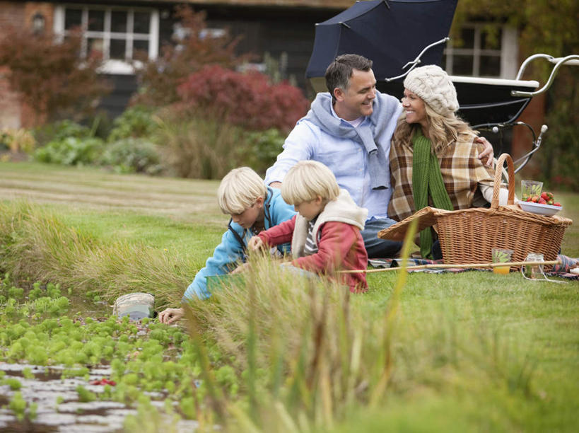 西方人,儿童,中年人,四个人,家庭,夫妻,母亲,父亲,儿子,家,坐,跪,蹲,笑,交叉,微笑,露齿笑,横图,室外,白天,正面,爱情,纯洁,草地,草坪,植物,窗户,竹子,帽子,纺织品,欧洲,欧洲人,握,阴影,竹制,服装,装饰,编织,光线,篮子,毛毯,毯子,影子,房屋,墙,屋子,池塘,水池,浪漫,拿,拿着,注视,休闲装,运动帽,楼房,玻璃窗,墙壁,墙面,住宅,草,树,树木,纺织,一个,小孩,衣服,绿色,阳光,自然,围巾,竹篮,垫子,观察,看,靠,靠着,休闲,温暖,温馨,父子,母子,一家人,休闲服,鸭舌帽,恩爱,父爱,可爱,母爱,童年,童趣,搭,握着,恋人,服饰,生长,单个,成长,围脖,观看,竹条,保暖,华丽,修饰,交织,点缀,和睦,察看,竹制品,御寒,搭着,关注,童真,烂漫,无邪,衬托,美观,雅致,雅观,一顶,穿插,天真,男孩,男人,男性,女人,女性,中年男性,中年女性,白种人,孩子,夫妇,情侣,蹲着,跪着,坐着,彩图,全身,房子,伴侣,融洽,男生