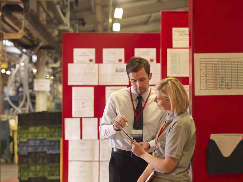 西方人,两个人,伙伴,朋友,工厂,站,横图,室内,白天,正面,工作服,制服,友谊,合作,团队,欧洲,欧洲人,握,朦胧,模糊,材料,档案,文件,墙,拿,拿着,注视,标识,吊牌,墙壁,墙面,胸牌,资料,低头,观察,看,站着,战略,握着,观看,察看,徽章,关注,文档,身份,胸章,胸卡,联合,合谋,编号牌,雕刻牌,工号牌,胸号牌,胸徽,员工牌,垂头,工作制服,配合,协作,男人,男性,女人,女性,中年男性,中年女性,白种人,站立,半身,彩图,工作套服,工地,制造厂