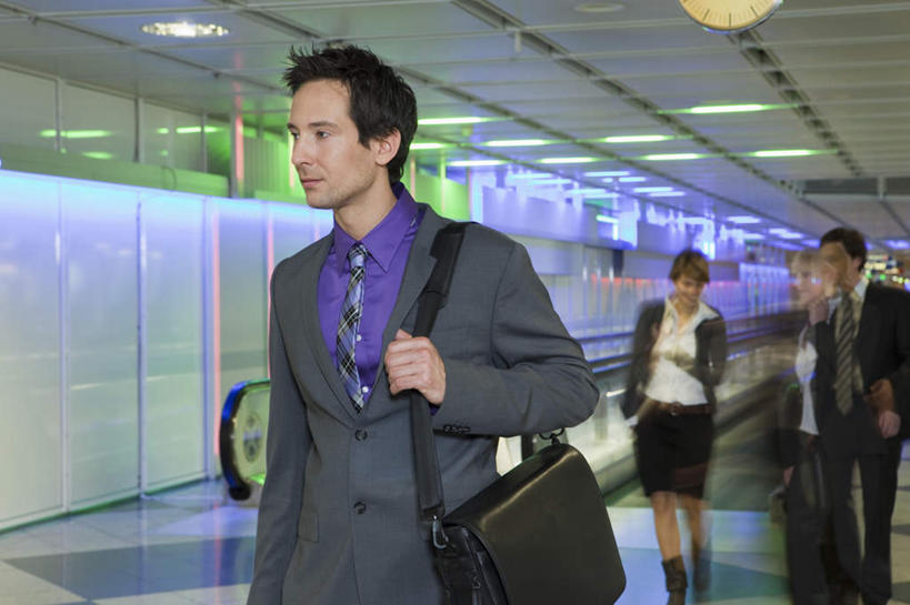 西方人,背部,商务人士,商务男性,商务女性,机场,站,走,笑,微笑,露齿笑,横图,室内,白天,正面,衬衫,电梯,飞机场,欧洲,欧洲人,行人,握,套装,朦胧,模糊,包,书包,电动扶梯,自动扶梯,运输工具,许多人,拿,拿着,注视,路人,一个,背包,观察,看,站着,一群人,握着,单个,观看,单肩包,察看,关注,商务装,工薪阶层,过客,男人,男性,女人,女性,中年男性,中年女性,白种人,白领,上班族,航空站,空港,步行,散步,站立,走路,半身,彩图,衬衣,扶手电梯,升降设备,运输带,自动行人电梯,电扶梯