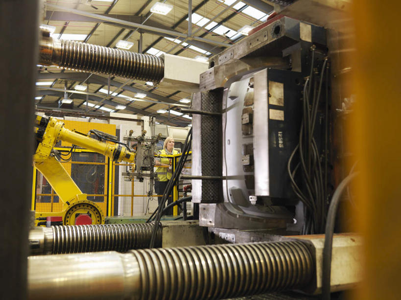 西方人,一个人,工厂,站,横图,室内,白天,正面,工作服,制服,机器,天花板,照明,欧洲,欧洲人,仅一个女性,仅一个人,朦胧,模糊,灯光,注视,顶灯,灯,灯具,观察,看,站着,仅一个中年女性,机械,观看,照亮,察看,照明设备,关注,工作制服,女人,女性,中年女性,白种人,站立,彩图,全身,工作套服,工地,制造厂