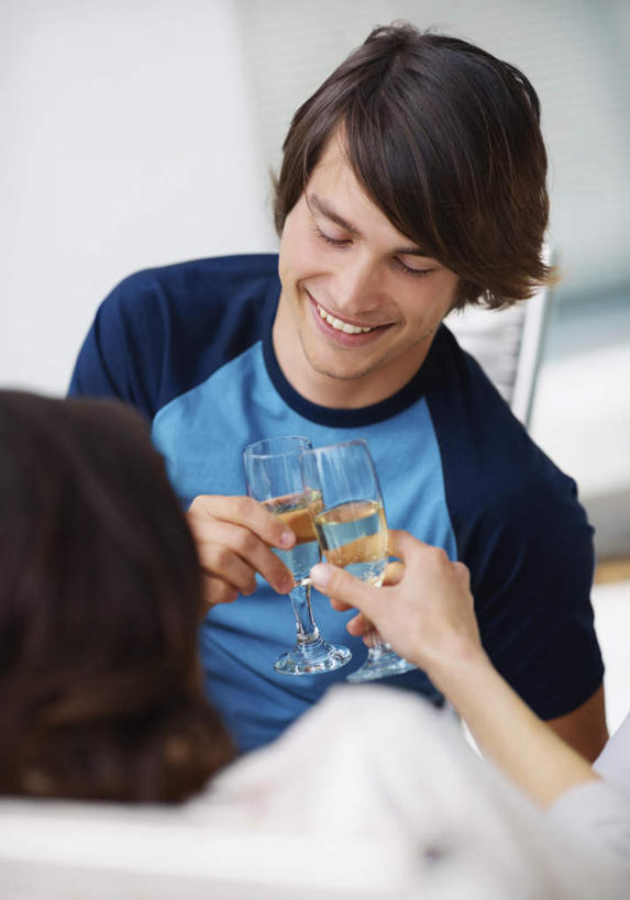 葡萄酒,西方人,两个人,坐,躺,笑,微笑,露齿笑,竖图,室内,白天,仰视,爱情,奢侈,快乐,杯子,欧洲,欧洲人,握,服装,朦胧,模糊,庆祝,高脚杯,墙,浪漫,拿,拿着,注视,休闲装,墙壁,墙面,玻璃制品,酒,饮料,两个,衣服,酒杯,香槟,干杯,观察,看,碰杯,休闲,温暖,温馨,休闲服,恩爱,交际,友好,诱惑,握着,恋人,服饰,观看,庆贺,和睦,察看,关注,礼仪,敬酒,香槟杯,劝酒,气泡酒,起泡酒,汽酒,卧着,男人,男性,年轻男性,年轻女性,女人,女性,白种人,情侣,玻璃杯,躺着,卧,坐着,半身,彩图,低角度拍摄,高兴,欢笑,伴侣,融洽