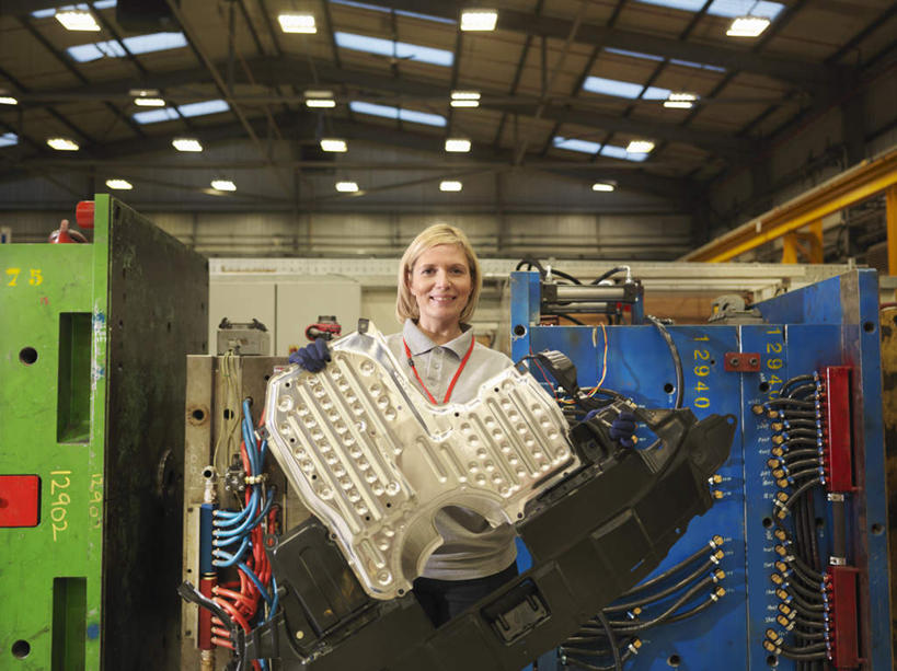 西方人,一个人,工厂,站,笑,微笑,露齿笑,横图,室内,白天,正面,工作服,制服,机器,天花板,照明,欧洲,欧洲人,仅一个女性,仅一个人,握,灯光,拿,拿着,注视,顶灯,灯,灯具,观察,看,站着,仅一个中年女性,机械,握着,观看,照亮,察看,照明设备,关注,工作制服,女人,女性,中年女性,白种人,站立,半身,彩图,工作套服,工地,制造厂