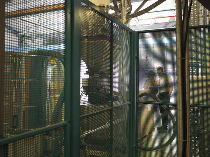 西方人,两个人,伙伴,朋友,工厂,站,横图,室内,白天,正面,工作服,制服,友谊,合作,团队,机器,窗户,落地窗,欧洲,欧洲人,握,墙,拿,拿着,注视,玻璃窗,墙壁,墙面,低头,观察,看,站着,机械,战略,握着,观看,察看,关注,联合,合谋,垂头,工作制服,配合,协作,男人,男性,女人,女性,中年男性,中年女性,白种人,站立,彩图,全身,工作套服,工地,制造厂