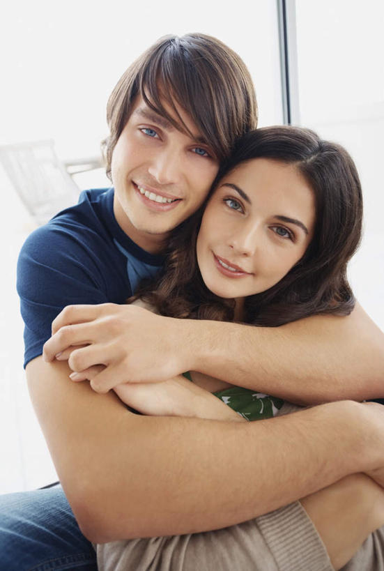 西方人,两个人,坐,抱,笑,微笑,露齿笑,竖图,室内,白天,正面,爱情,窗户,落地窗,欧洲,欧洲人,服装,浪漫,注视,休闲装,玻璃窗,衣服,观察,看,靠,靠着,休闲,温暖,温馨,休闲服,恩爱,搭,恋人,服饰,抱着,观看,和睦,察看,搂着,搭着,关注,男人,男性,年轻男性,年轻女性,女人,女性,白种人,情侣,搂,搂抱,坐着,半身,彩图,伴侣,融洽