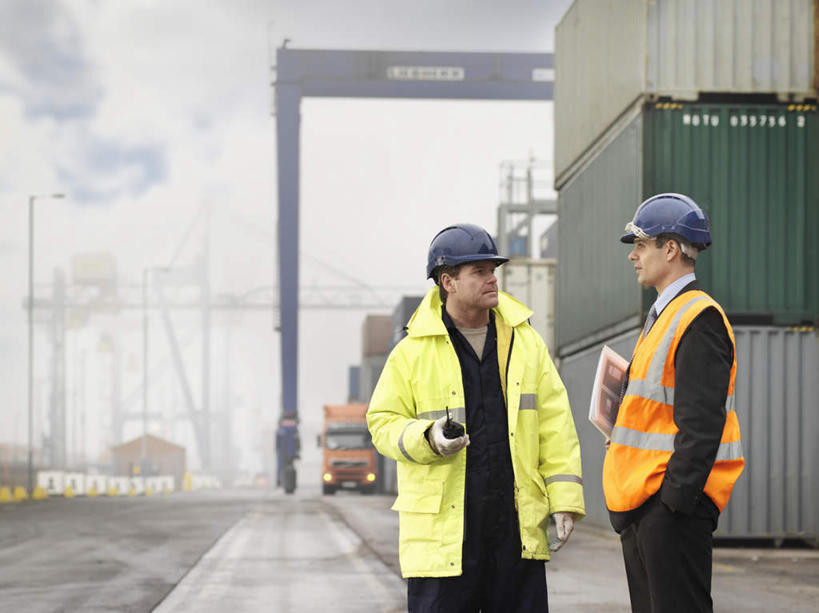 西方人,两个人,伙伴,朋友,码头,站,横图,室外,白天,正面,工作服,制服,友谊,合作,团队,港口,帽子,欧洲,欧洲人,一排,许多,握,阴影,整齐,光线,头盔,影子,云,云朵,集装箱,很多,云彩,扭头,注视,货柜,排列,蓝色,白云,蓝天,天空,阳光,安全帽,箱子,天,观察,看,站着,转头,战略,握着,运输,晴朗,观看,堆,察看,队列,关注,物流,联合,合谋,工作制服,配合,协作,男人,男性,中年男性,白种人,晴空,站立,半身,彩图,工作套服,摆渡口,埠头,渡口,渡头,港湾,海港,货运码头,口岸,商港
