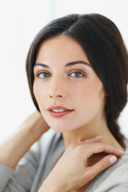 西方人,脸,头,脸颊,手,头发,一个人,站,笑,微笑,露齿笑,竖图,室内,特写,白天,白色背景,正面,欧洲,欧洲人,双手,仅一个年轻女性,仅一个女性,仅一个人,服装,注视,休闲装,肩膀,衣服,黑色,灰色,观察,看,站着,休闲,手部,休闲服,搭,摄影,服饰,影棚,观看,察看,搭着,关注,年轻女性,女人,女性,白种人,头部,长发,直发,脸部,脸蛋,面部,站立,半身,彩图,影棚拍摄,拍摄