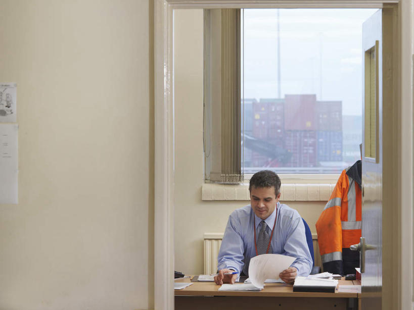 西方人,一个人,商务人士,商务男性,办公室,坐,横图,室内,白天,正面,衬衫,窗户,家具,桌子,椅子,欧洲,欧洲人,仅一个男性,仅一个人,仅一个中年男性,握,套装,笔,材料,档案,文件,办公桌,墙,办公用品,拿,拿着,注视,水笔,玻璃窗,墙壁,墙面,文具,会议椅,学习用品,资料,观察,看,搭,握着,观看,办公椅,文具用品,察看,搭着,关注,文档,商务装,工薪阶层,办公家具,商务椅,培训椅,男人,男性,中年男性,白种人,白领,上班族,坐着,半身,彩图,衬衣