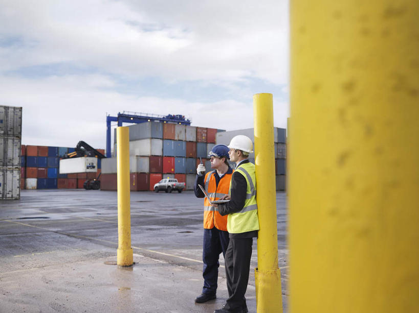 西方人,两个人,伙伴,朋友,栏杆,码头,站,笑,微笑,露齿笑,横图,室外,白天,正面,工作服,制服,友谊,合作,团队,港口,帽子,欧洲,欧洲人,一排,许多,握,阴影,整齐,光线,材料,档案,头盔,文件,影子,云,云朵,围栏,集装箱,很多,拿,云彩,拿着,扭头,注视,货柜,护栏,排列,蓝色,白云,蓝天,天空,阳光,安全帽,箱子,资料,天,观察,看,站着,转头,战略,握着,运输,晴朗,观看,堆,察看,队列,关注,文档,物流,联合,合谋,工作制服,配合,协作,男人,男性,中年男性,白种人,晴空,站立,半身,彩图,工作套服,摆渡口,埠头,渡口,渡头,港湾,海港,货运码头,口岸,商港,安全服,反光背心,反光服,反光衣