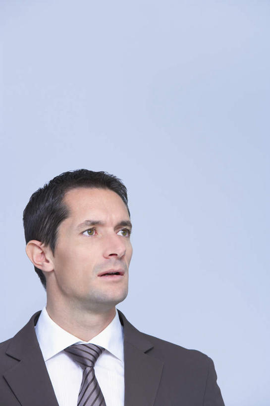 西方人,脸,头,脸颊,头发,一个人,商务人士,商务男性,站,竖图,室内,特写,白天,正面,衬衫,欧洲,欧洲人,仅一个男性,仅一个人,仅一个中年男性,蓝色背景,套装,注视,肩膀,黑色,观察,看,站着,摄影,影棚,观看,察看,关注,商务装,工薪阶层,男人,男性,中年男性,白种人,头部,直发,脸部,脸蛋,面部,白领,上班族,抬头,仰头,站立,半身,彩图,影棚拍摄,衬衣,拍摄,短发