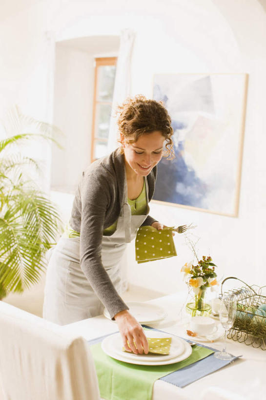 西方人,一个人,站,竖图,室内,白天,正面,植物,餐桌,窗户,桌子,餐具,椅子,欧洲,欧洲人,仅一个女性,仅一个人,弯腰,握,服装,叉子,刀叉,刀子,碟子,盘,盆栽,陶瓷,墙,盆景,陶瓷制品,拿,拿着,注视,休闲装,玻璃窗,墙壁,墙面,衣服,绿色,自然,盘子,餐巾,容器,碟,碗,观察,看,站着,仅一个中年女性,休闲,休闲服,握着,服饰,生长,成长,餐台,观看,储藏,察看,储存,关注,餐刀,餐叉,弯身,保洁方巾,口布,女人,女性,中年女性,白种人,进餐用具,站立,半身,彩图,贮存