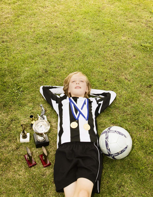 西方人,儿童,一个人,运动员,足球场,躺,举,笑,微笑,露齿笑,竖图,俯视,室外,白天,运动服,纯洁,成功,胜利,足球,草地,草坪,植物,欧洲,欧洲人,仅一个男性,仅一个人,阴影,服装,光线,影子,足球装备,足球运动员,注视,运动器械,草,一个,小孩,衣服,绿色,阳光,观察,看,托,仅一个小孩,健身器械,光彩,可爱,童年,童趣,搭,服饰,单个,观看,察看,衣着,穿着,搭着,关注,奖牌,金牌,健身器材,荣誉,绿茵场,奖品,童真,烂漫,无邪,蹴鞠,荣耀,衣饰,卧着,光荣,天真,足球运动,男孩,男人,男性,白种人,孩子,体育运动员,运动选手,举起,举手,举着,躺着,卧,向上举,向上伸,向上托,半身,彩图,高角度拍摄,足球比赛场地,运动器材,奖杯,男生,运动装