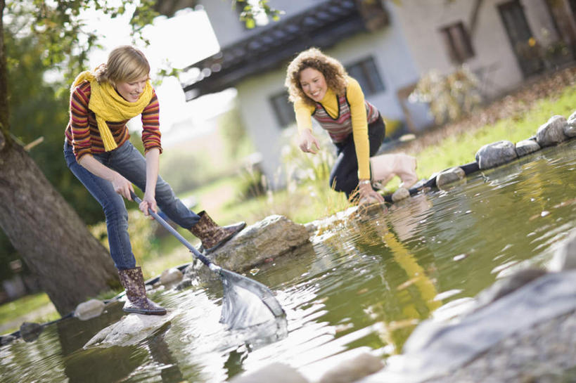 西方人,两个人,伙伴,朋友,家,站,蹲,横图,室外,白天,正面,友谊,草地,草坪,植物,窗户,欧洲,欧洲人,一条,弯腰,握,指,阴影,服装,朦胧,模糊,装饰,光线,鱼,影子,房屋,墙,屋子,池塘,水池,云,云朵,捕虫网,拿,云彩,拿着,注视,休闲装,方向,鱼类,楼房,玻璃窗,墙壁,墙面,住宅,草,树,树木,一个,衣服,黄色,蓝色,绿色,白云,蓝天,天空,阳光,自然,围巾,天,观察,看,手势,站着,休闲,温暖,休闲服,搭,握着,服饰,生长,晴朗,单个,成长,围脖,观看,保暖,华丽,扫网,水网,点缀,察看,指向,御寒,食指,搭着,关注,弯身,衬托,美观,雅致,雅观,扑网,友情,年轻女性,女人,女性,白种人,晴空,蹲着,站立,彩图,全身,房子