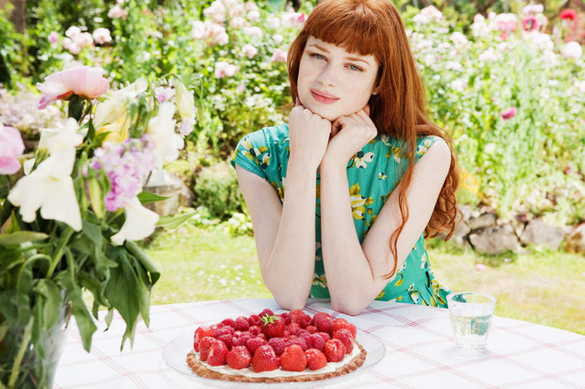 西方人,一个人,坐,笑,微笑,横图,室外,白天,正面,草地,草坪,植物,桌面,桌子,草莓,浆果,餐具,花瓶,水果,椅子,欧洲,欧洲人,仅一个年轻女性,仅一个女性,仅一个人,一堆,撑,阴影,堆叠,堆积,服装,新鲜,盛开,光线,木制,碟子,盘,影子,生食,食品,果实,花蕾,托腮,注视,休闲装,玻璃制品,草,花,花瓣,花朵,鲜花,食物,一个,衣服,红色,绿色,阳光,盘子,玻璃瓶,木制品,瓶子,碟,花苞,花蕊,观察,看,托,休闲,休闲服,服饰,有机食品,绿色食品,单个,观看,堆,察看,撑着,关注,托下巴,年轻女性,女人,女性,白种人,洋莓,水果皇后,红莓,地莓,坐着,半身,彩图