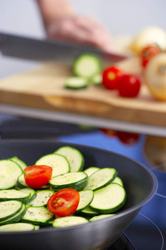 西方人,一个人,竖图,室内,白天,侧面,烹饪,厨房,黄瓜,蔬菜,西红柿,小番茄,厨具,金属制品,欧洲,欧洲人,仅一个男性,仅一个人,仅一个中年男性,一堆,许多,切开,握,阴影,堆叠,堆积,朦胧,模糊,新鲜,反射,金属,工具,锅子,影子,食品,案板,刀具,很多,拿,拿着,锅,砧板,食物,刀,切,握着,有机食品,绿色食品,锅具,堆,菜刀,剖面,烹饪用具,切面,切菜刀,小西红柿,樱桃小番茄,珍珠小番茄,男人,男性,中年男性,白种人,烹调用具,樱桃番茄,圣女果,青瓜,胡瓜,番茄,烹调,半身,彩图,灶间