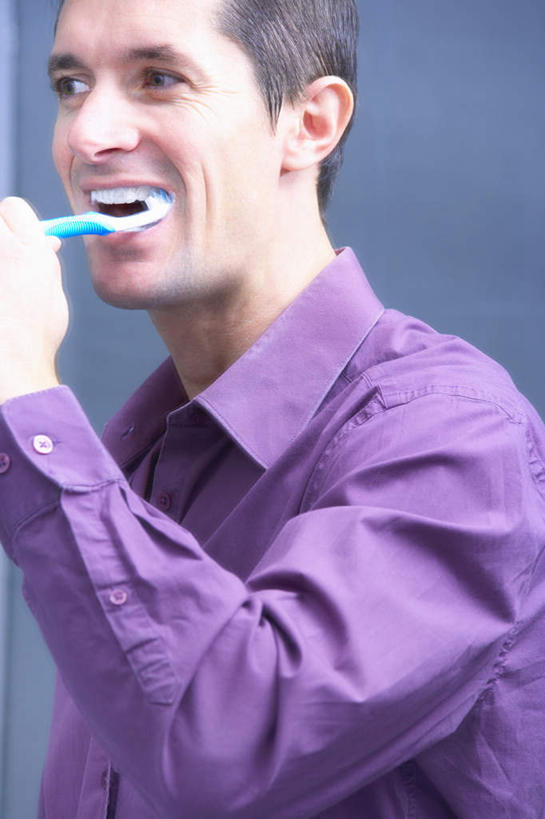 西方人,一个人,商务人士,商务男性,站,举,竖图,室内,白天,侧面,衬衫,欧洲,欧洲人,仅一个男性,仅一个人,握,蓝色背景,套装,牙刷,拿,拿着,注视,仅一个年轻男性,紫色,日用品,观察,看,清洁,托,站着,握着,摄影,影棚,洗漱用品,观看,察看,卫生,关注,商务装,工薪阶层,男人,男性,年轻男性,白种人,白领,上班族,举起,举手,举着,向上举,向上伸,向上托,站立,半身,彩图,影棚拍摄,衬衣,拍摄