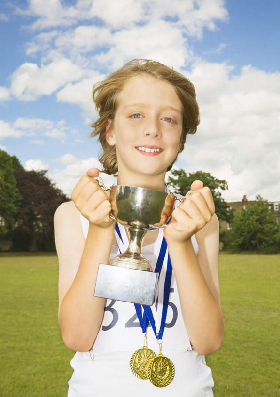 西方人,儿童,一个人,站,举,笑,微笑,露齿笑,竖图,室外,白天,正面,运动服,纯洁,成功,胜利,草地,草坪,树林,植物,欧洲,欧洲人,仅一个男性,仅一个人,握,阴影,服装,光线,影子,云,云朵,拿,云彩,拿着,注视,草,树,树木,小孩,衣服,蓝色,绿色,白色,白云,蓝天,天空,阳光,自然,天,观察,看,托,站着,仅一个小孩,光彩,可爱,童年,童趣,握着,服饰,生长,晴朗,成长,观看,察看,衣着,穿着,关注,奖牌,金牌,荣誉,奖品,童真,烂漫,无邪,荣耀,衣饰,光荣,天真,男孩,男人,男性,白种人,孩子,晴空,举起,举手,举着,向上举,向上伸,向上托,站立,半身,彩图,奖杯,男生,运动装