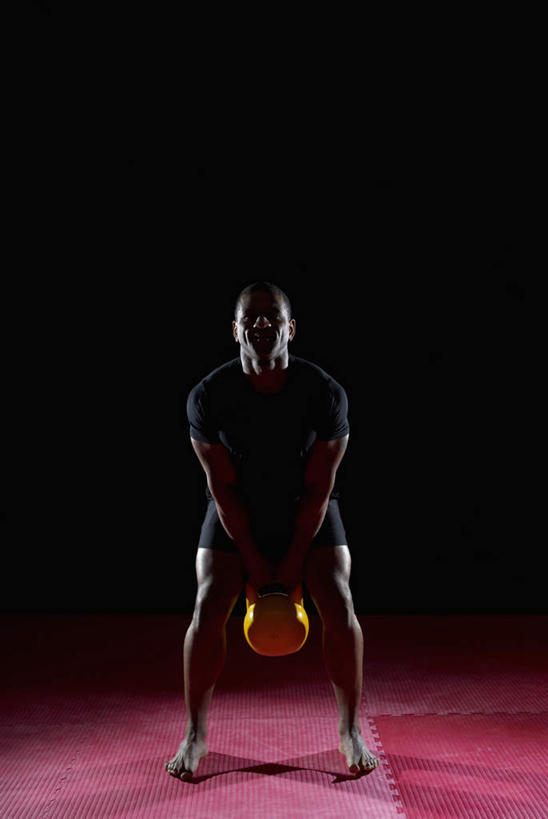 西方人,一个人,运动员,蹲,竖图,室内,白天,正面,运动服,篮球,欧洲,非洲,黑人,欧洲人,仅一个男性,仅一个人,仅一个中年男性,握,黑色背景,服装,篮球装备,拿,篮球运动员,拿着,注视,运动器械,一个,衣服,观察,看,橙色,健身器械,握着,摄影,服饰,影棚,单个,观看,察看,衣着,穿着,关注,健身器材,篮球运动,衣饰,男人,男性,中年男性,非洲人,体育运动员,运动选手,蹲着,彩图,全身,影棚拍摄,拍摄,运动器材,运动装