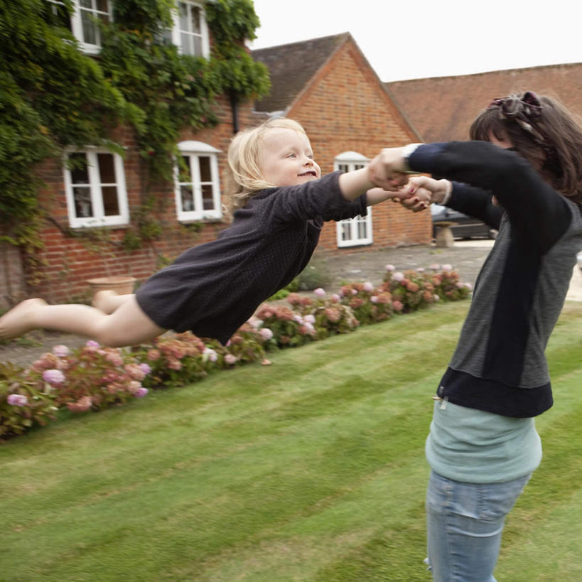 西方人,婴儿,儿童,两个人,家庭,家,站,举,握手,方图,室外,白天,侧面,纯洁,草地,草坪,植物,别墅,欧洲,欧洲人,握,阴影,服装,光线,影子,房屋,屋子,公寓,拿,拿着,休闲装,洋房,楼房,相视,住宅,草,小孩,衣服,绿色,黑色,阳光,托,站着,休闲,温暖,温馨,一家人,面对面,休闲服,可爱,握着,服饰,活泼,对视,和睦,互视,宝宝,相对,纯真,烂漫,无邪,相看,伶俐,天真,女孩,女人,女性,白种人,孩子,搀手,举起,举手,举着,拉手,手搀手,手拉手,手牵手,手握手,向上举,向上伸,向上托,站立,半身,彩图,房子,融洽,女生