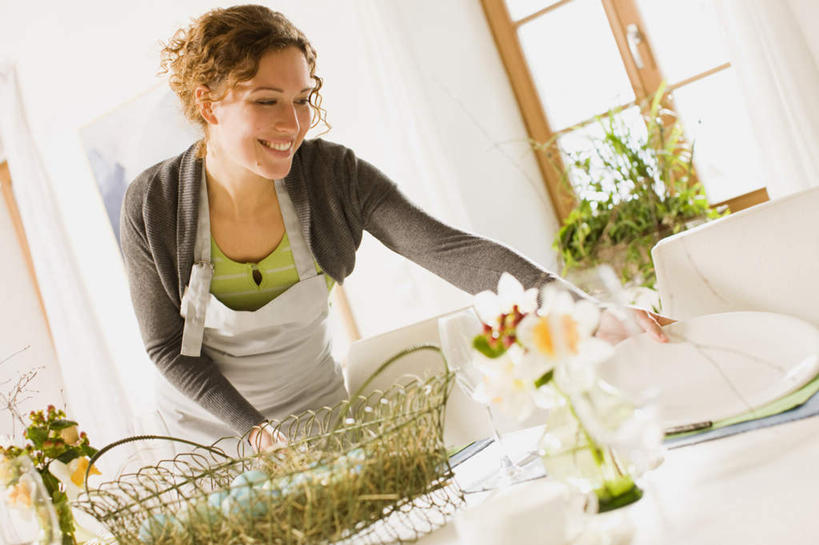 西方人,一个人,站,笑,交叉,微笑,露齿笑,横图,室内,白天,仰视,植物,餐桌,窗户,桌子,竹子,餐具,欧洲,欧洲人,仅一个女性,仅一个人,弯腰,握,阴影,竹制,服装,朦胧,模糊,编织,反射,碟子,篮子,盘,盆栽,围裙,影子,墙,盆景,拿,拿着,注视,休闲装,玻璃窗,墙壁,墙面,衣服,绿色,白色,自然,盘子,竹篮,碟,观察,看,站着,仅一个中年女性,休闲,休闲服,握着,服饰,生长,成长,餐台,观看,竹条,交织,察看,竹制品,关注,弯身,穿插,女人,女性,中年女性,白种人,站立,半身,彩图,低角度拍摄