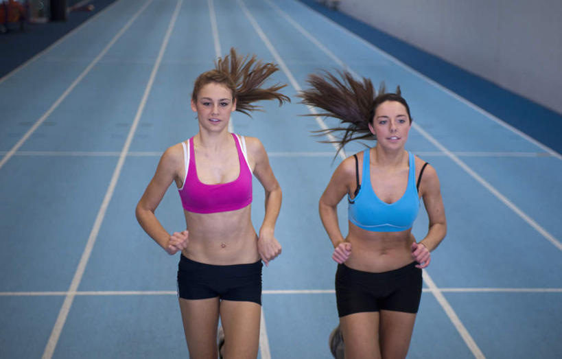 西方人,两个人,伙伴,朋友,体育馆,运动场,跑,横图,室内,白天,正面,运动服,锻炼,友谊,运动,欧洲,欧洲人,服装,墙,跑道,注视,体育场,墙壁,墙面,衣服,蓝色,紫色,观察,看,服饰,田径场,观看,察看,衣着,穿着,关注,塑胶跑道,运动馆,衣饰,体育,友情,年轻女性,女人,女性,白种人,跑步,半身,彩图,健身,全天候田径运动跑道,运动装