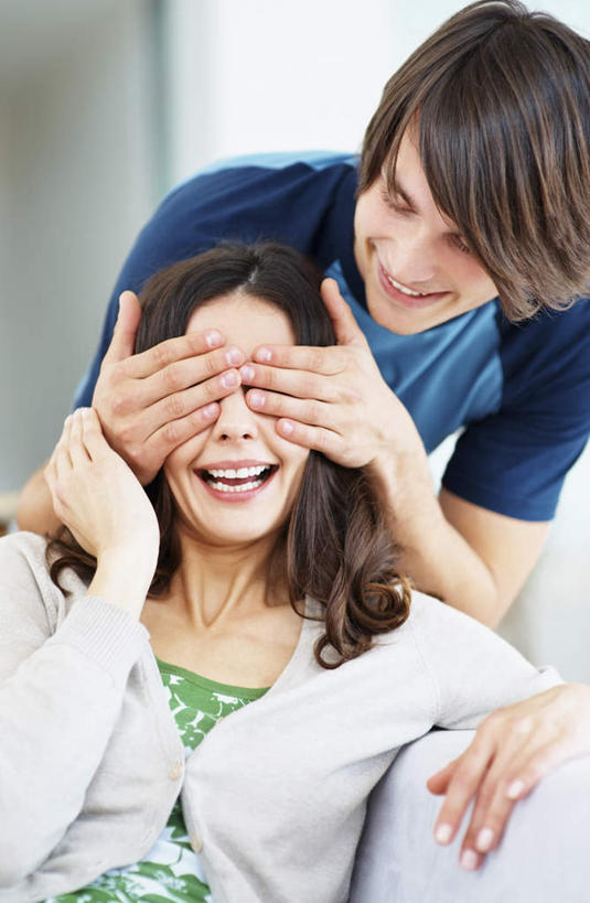 西方人,两个人,站,坐,笑,微笑,露齿笑,竖图,室内,白天,正面,爱情,窗户,欧洲,欧洲人,弯腰,阴影,服装,反射,影子,墙,浪漫,休闲装,玻璃窗,墙壁,墙面,衣服,蓝色,绿色,站着,休闲,温暖,温馨,休闲服,恩爱,搭,遮,遮掩,恋人,服饰,和睦,掩盖,遮挡,搭着,遮盖,弯身,掩饰,男人,男性,年轻男性,年轻女性,女人,女性,白种人,情侣,站立,坐着,半身,彩图,伴侣,融洽