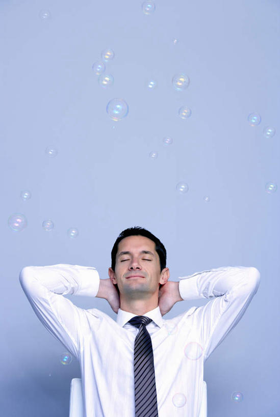 西方人,一个人,商务人士,商务男性,站,闭眼,竖图,室内,白天,正面,衬衫,欧洲,欧洲人,仅一个男性,仅一个人,抱头,蓝色背景,套装,领带,仅一个年轻男性,黑色,站着,摄影,影棚,双手抱头,象征,庄重,商务装,身份,工薪阶层,正式,地位,捧首,捧头,男人,男性,年轻男性,白种人,白领,上班族,闭眼睛,闭着眼,闭着眼睛,站立,半身,彩图,影棚拍摄,衬衣,拍摄