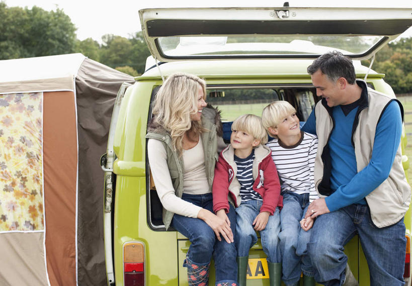 西方人,儿童,中年人,四个人,家庭,夫妻,母亲,父亲,儿子,坐,笑,微笑,露齿笑,横图,室外,白天,正面,爱情,纯洁,树林,植物,汽车,欧洲,欧洲人,一辆,阴影,服装,光线,影子,墙,浪漫,休闲装,相视,墙壁,墙面,车,树,树木,小孩,衣服,红色,蓝色,绿色,阳光,自然,交通工具,轿车,休闲,温暖,温馨,父子,母子,一家人,面对面,休闲服,恩爱,父爱,可爱,母爱,童年,童趣,恋人,服饰,生长,成长,对视,和睦,互视,载具,相对,童真,烂漫,无邪,相看,天真,男孩,男人,男性,女人,女性,中年男性,中年女性,白种人,孩子,夫妇,情侣,坐着,半身,彩图,伴侣,融洽,男生