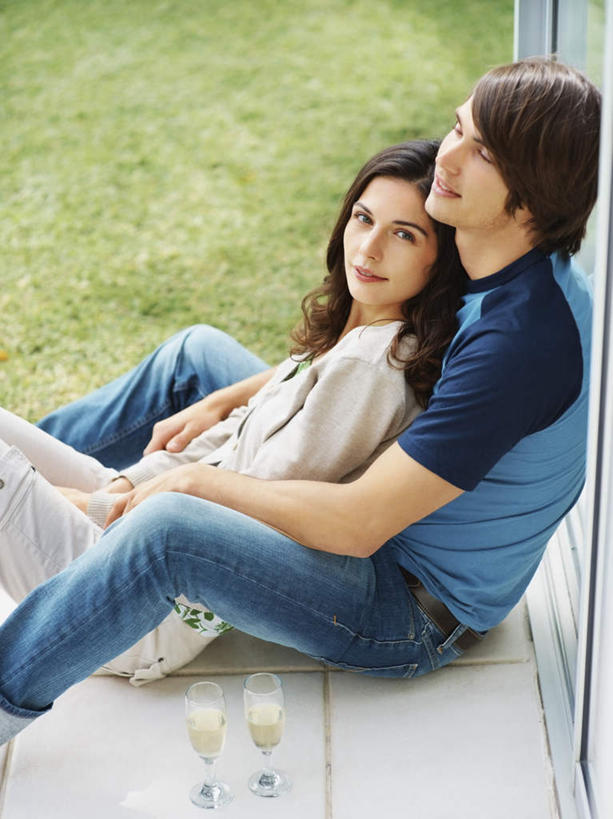 西方人,两个人,坐,抱,笑,微笑,露齿笑,竖图,俯视,室外,白天,爱情,草地,草坪,植物,欧洲,欧洲人,阴影,服装,光线,影子,浪漫,注视,休闲装,草,衣服,蓝色,绿色,白色,阳光,观察,看,休闲,温暖,温馨,休闲服,恩爱,恋人,服饰,抱着,观看,和睦,察看,搂着,关注,男人,男性,年轻男性,年轻女性,女人,女性,白种人,情侣,怀抱,搂,搂抱,相抱,拥抱,坐着,半身,彩图,高角度拍摄,伴侣,融洽