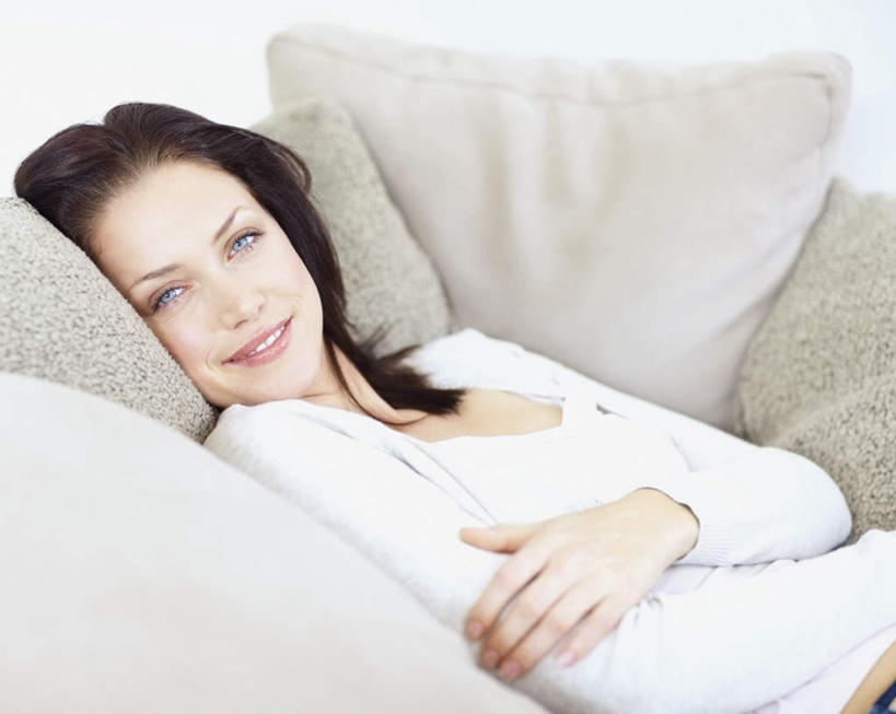 西方人,一个人,客厅,躺,笑,微笑,露齿笑,横图,室内,白天,侧面,沙发,欧洲,欧洲人,仅一个年轻女性,仅一个女性,仅一个人,阴影,服装,反射,影子,注视,休闲装,衣服,白色,灰色,观察,看,休闲,休闲服,搭,服饰,观看,察看,起居室,搭着,关注,布艺沙发,客堂,卧着,年轻女性,女人,女性,白种人,躺着,卧,半身,彩图