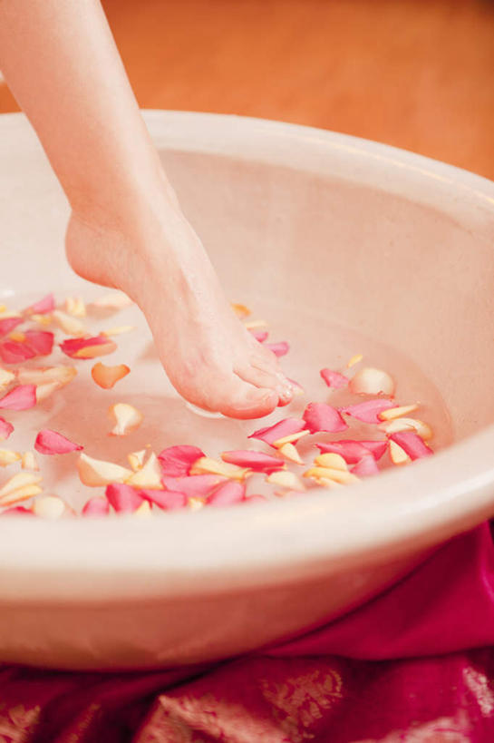 西方人,腿部,脚,脚趾,脚趾甲,腿,一个人,竖图,俯视,室内,特写,白天,欧洲,欧洲人,仅一个年轻女性,仅一个女性,仅一个人,许多,很多,光脚,干净,洗脚,花瓣,容器,清洁,享受,健康,赤脚,放松,保健,足浴,储藏,卫生,储存,脚盆,年轻女性,女人,女性,白种人,脚指甲,清洗,半身,彩图,高角度拍摄,贮存