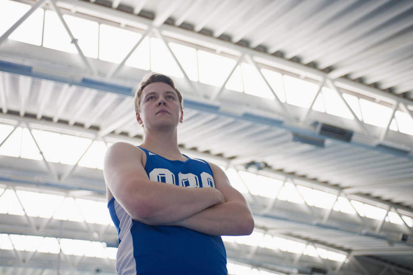 西方人,一个人,运动员,站,双手交叉,横图,室内,白天,仰视,运动服,窗户,天花板,欧洲,欧洲人,仅一个男性,仅一个人,阴影,服装,反射,影子,篮球运动员,注视,玻璃窗,仅一个年轻男性,衣服,蓝色,观察,看,站着,服饰,观看,察看,双手抱胸,衣着,穿着,关注,衣饰,男人,男性,年轻男性,白种人,体育运动员,运动选手,站立,半身,彩图,低角度拍摄,运动装